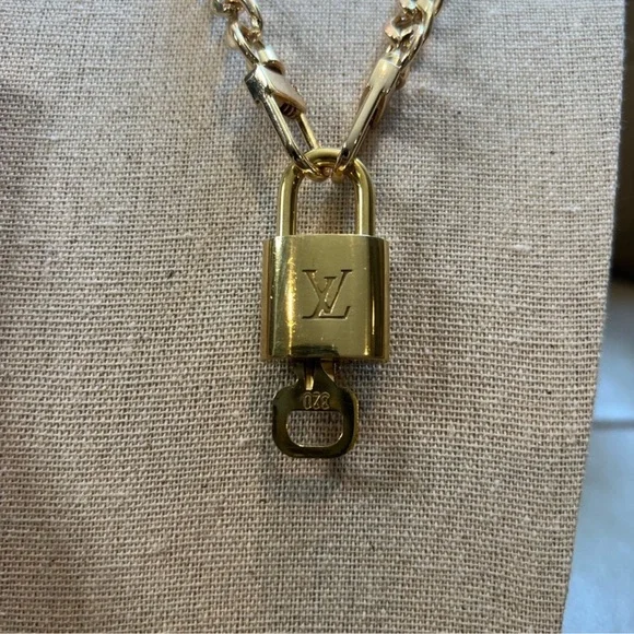 Assorted authentic LV lock and key - Picture 2 of 2